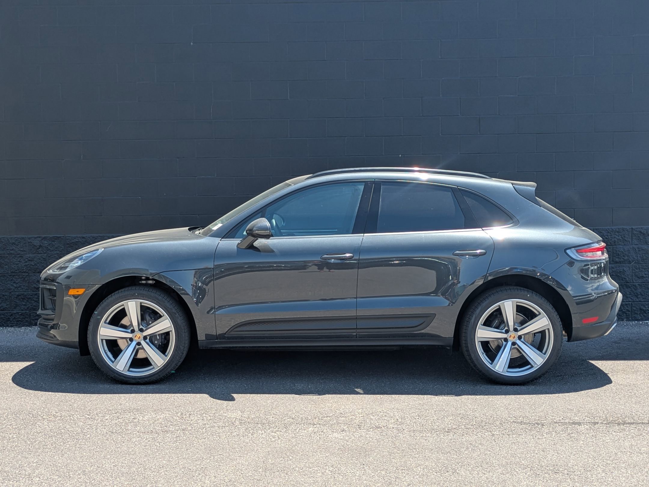 2025 Porsche Macan T photo 2