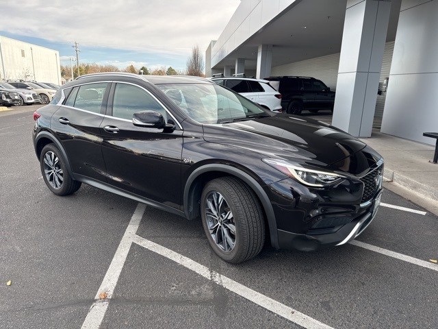 2018 Infiniti QX30 Luxury photo 2