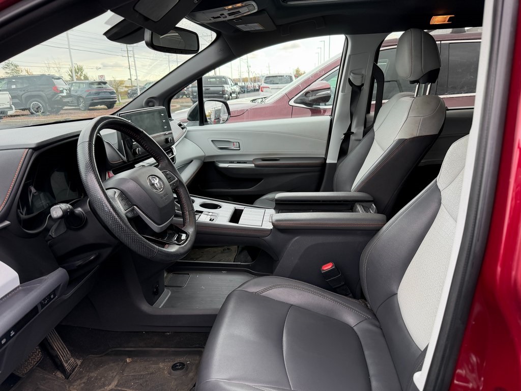 2021 Toyota Sienna XSE photo 2