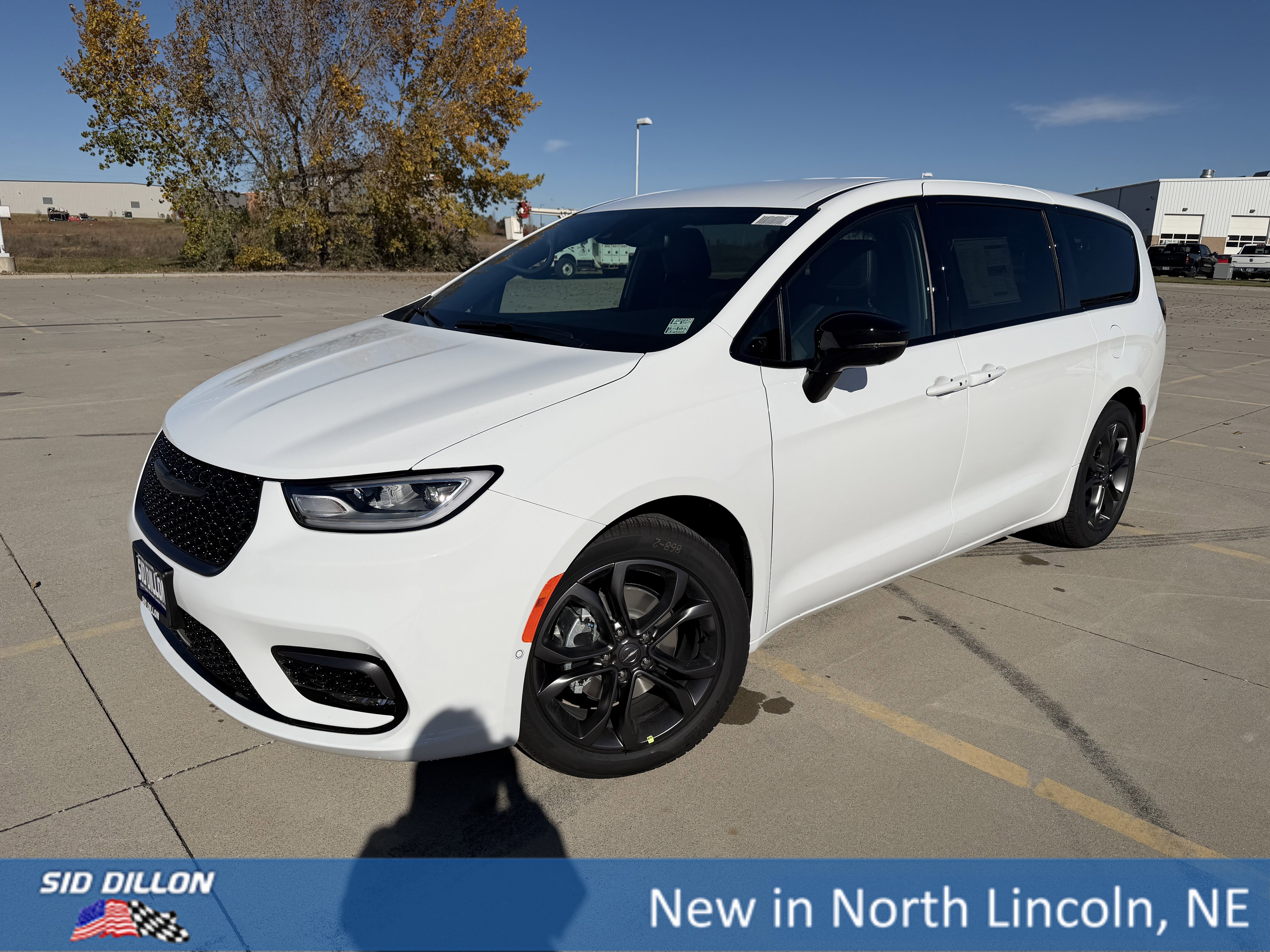 2026 Chrysler Pacifica Select's photo