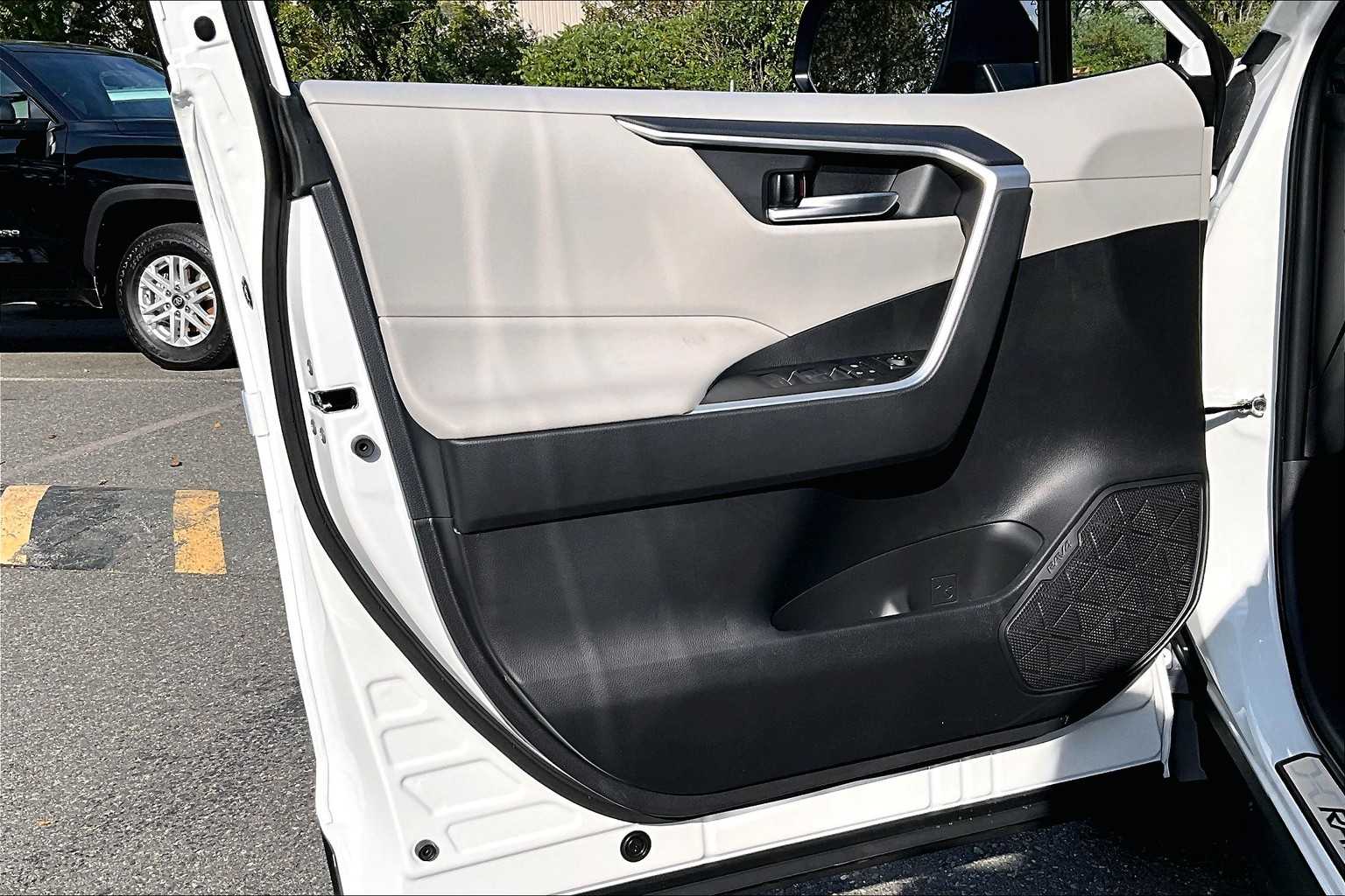 2025 Toyota RAV4 XLE photo 10