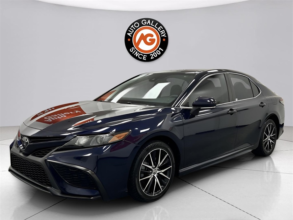 2022 Toyota Camry SE photo 3