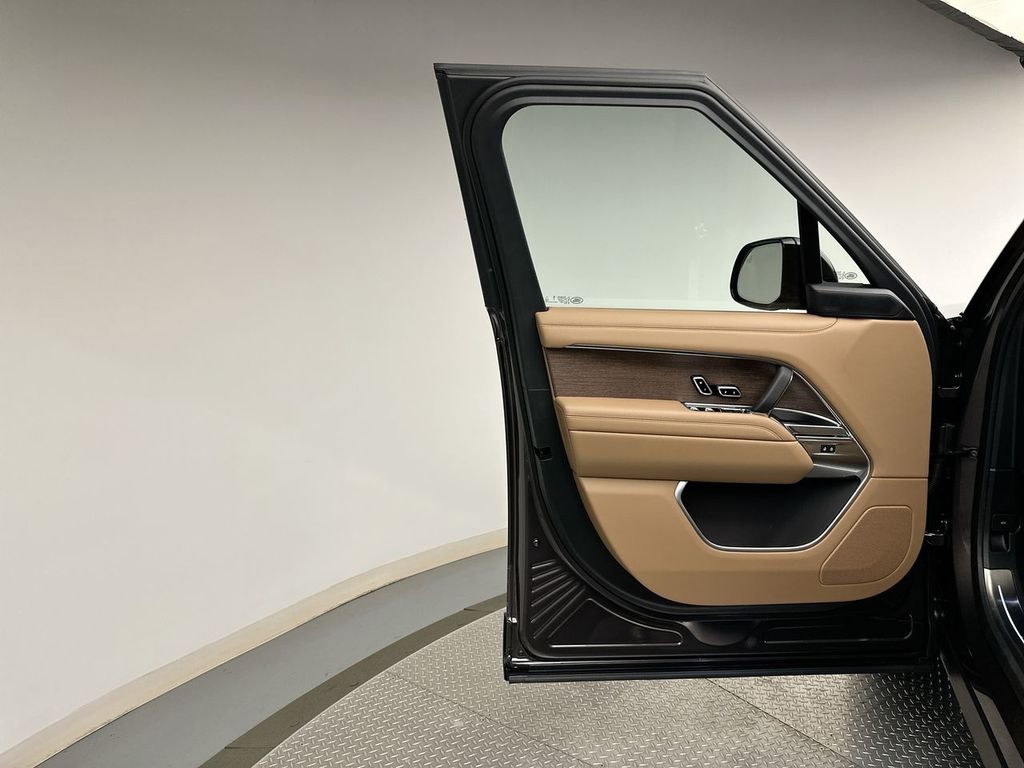 2025 Land Rover Range Rover SE photo 7