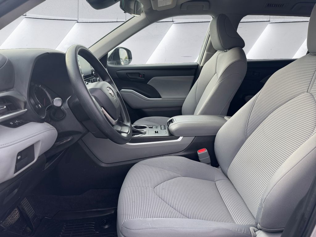 2022 Toyota Highlander L photo 7