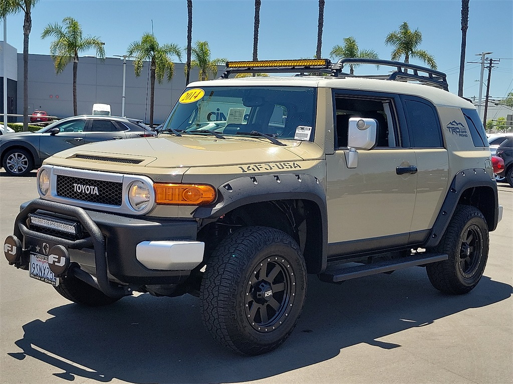 2014 Toyota FJ Cruiser Base photo 2