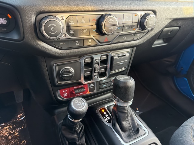 2025 Jeep Wrangler photo 13