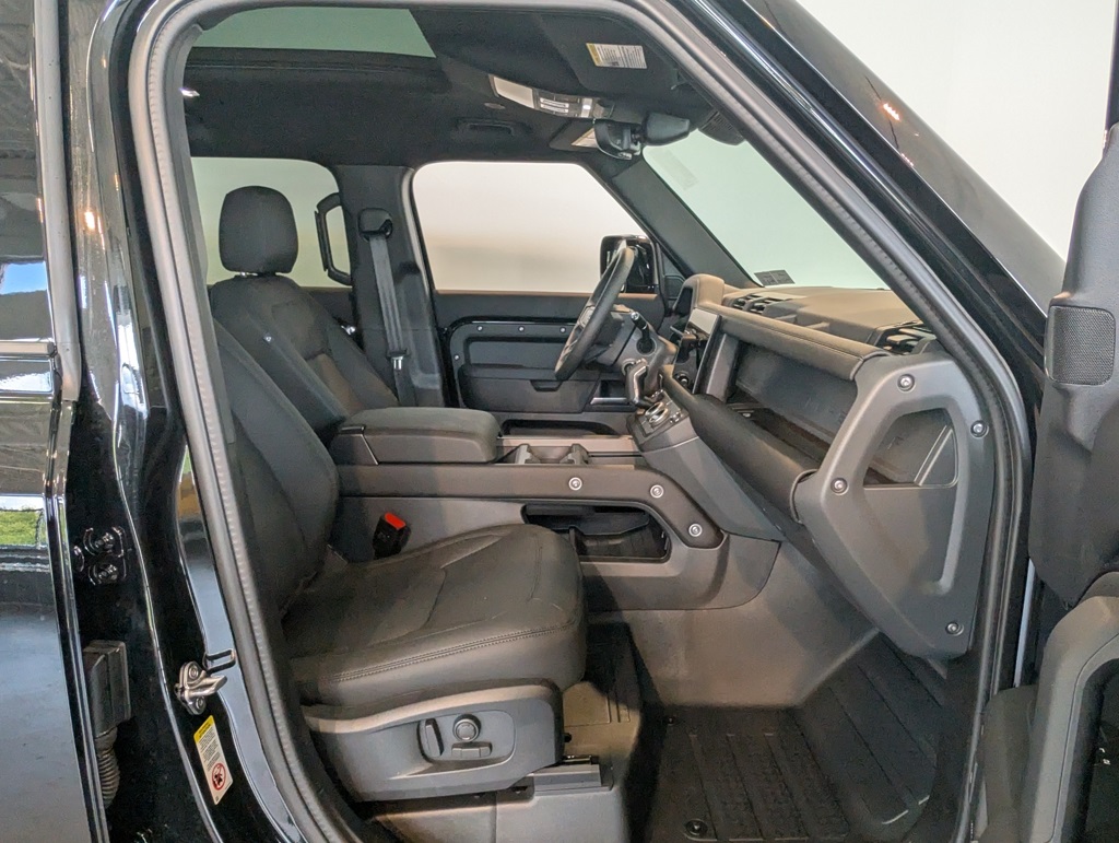 2025 Land Rover Defender 110 X-Dynamic SE photo 24