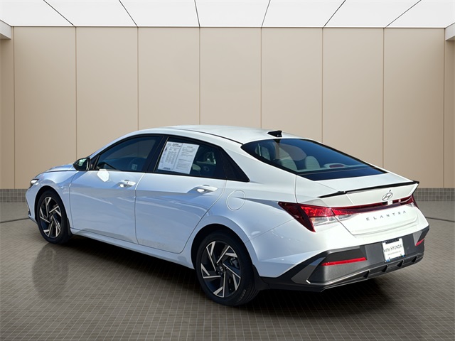 2025 Hyundai Elantra SEL Sport photo 3