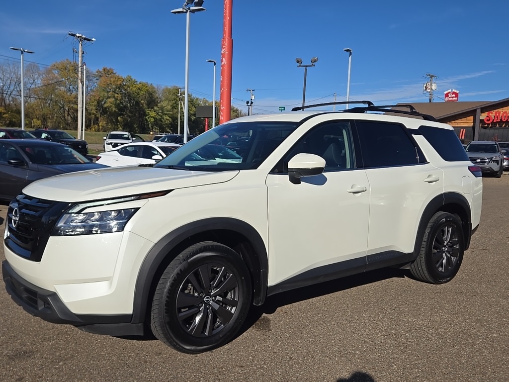 2022 Nissan Pathfinder SV photo 3