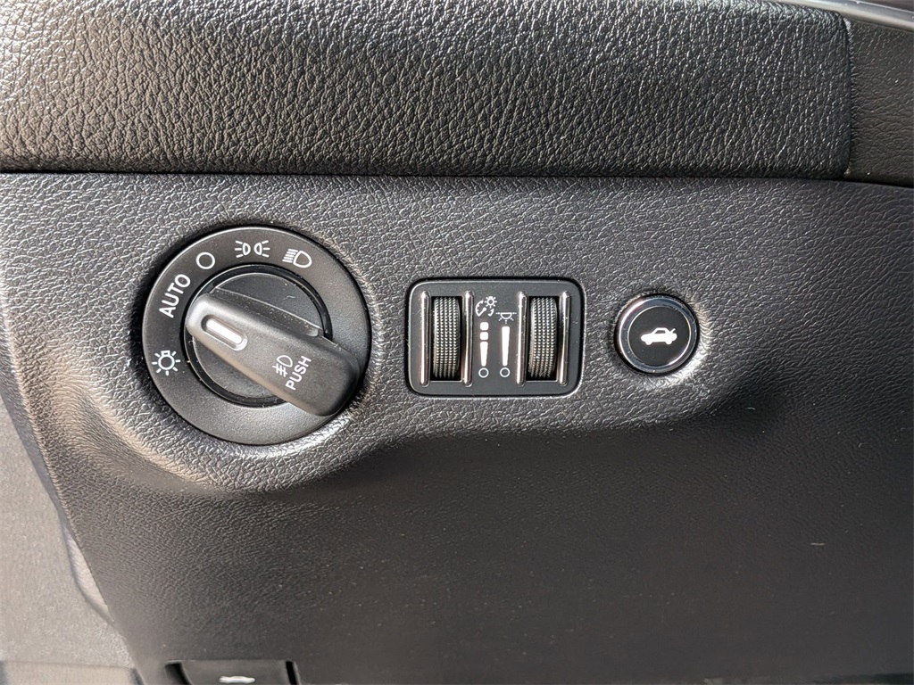 2015 Dodge Challenger R/T photo 12