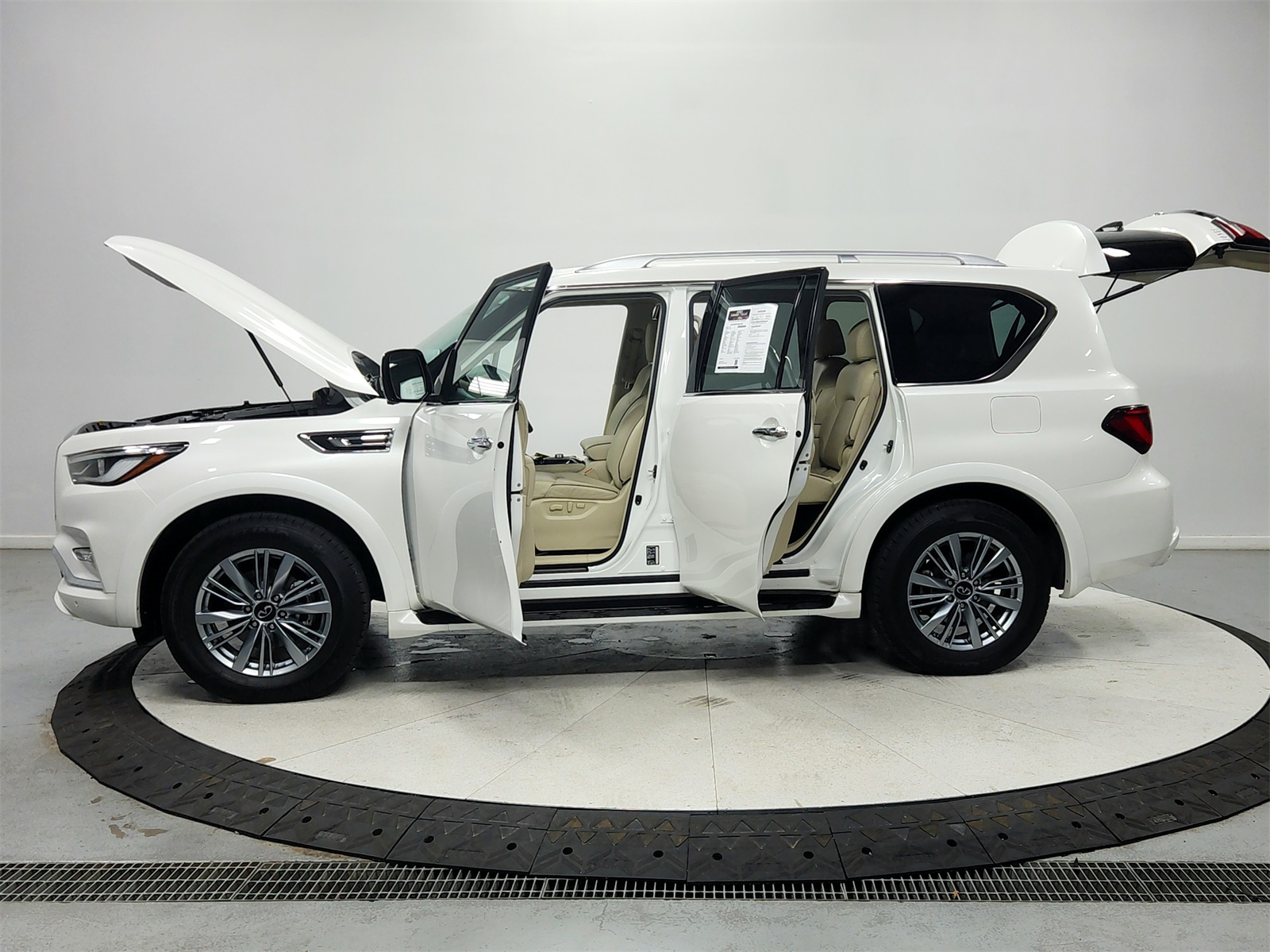 2023 Infiniti QX80 Luxe photo 10