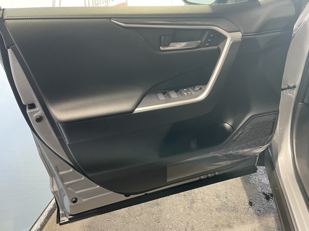 2025 Toyota RAV4 Hybrid XSE photo 31