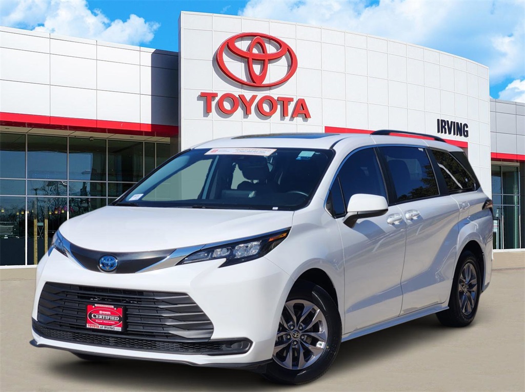 2024 Toyota Sienna LE's photo