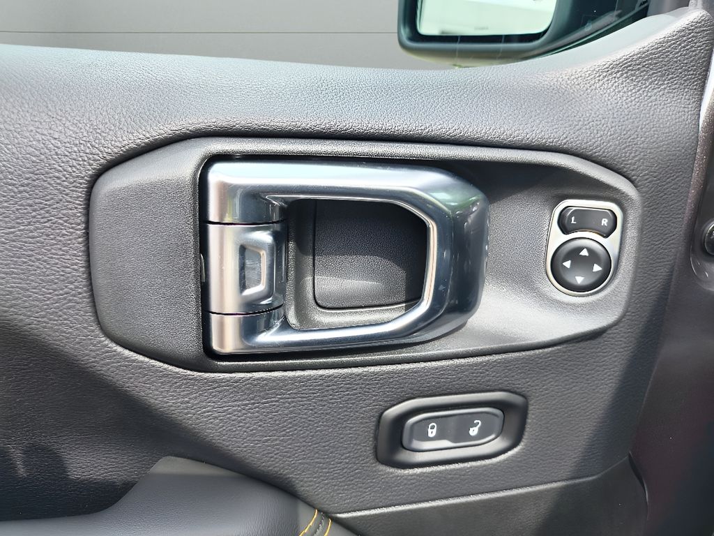 2025 Jeep Wrangler 4-Door Sahara's photo