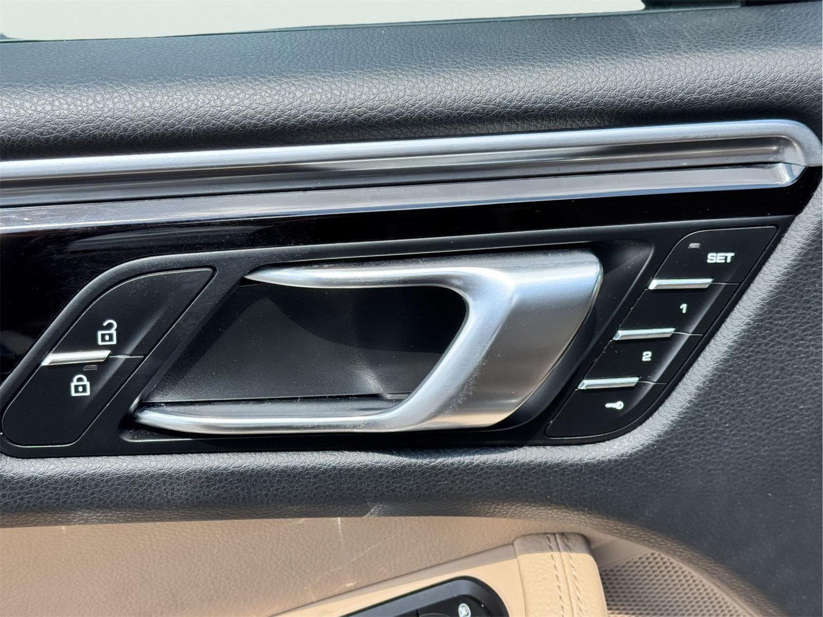 2021 Porsche Macan Base photo 20