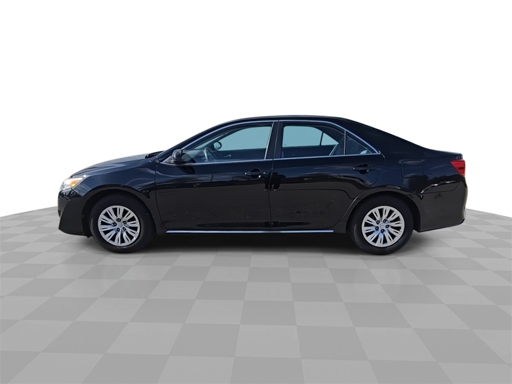 2014 Toyota Camry LE photo 3