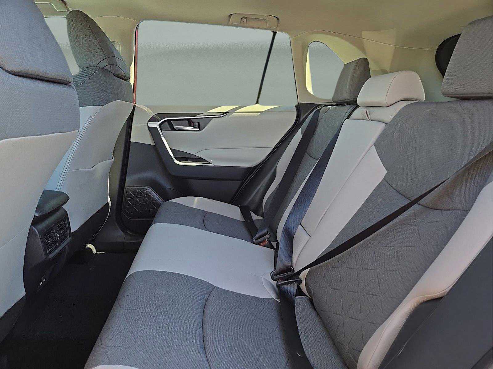 2025 Toyota RAV4 Hybrid XLE photo 9