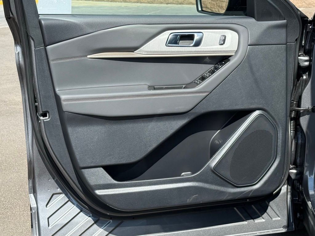 2025 Ford Explorer photo 15