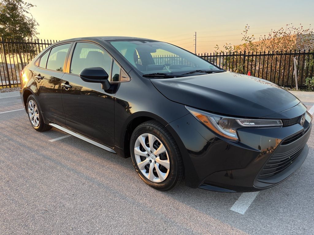 2023 Toyota Corolla LE photo 3