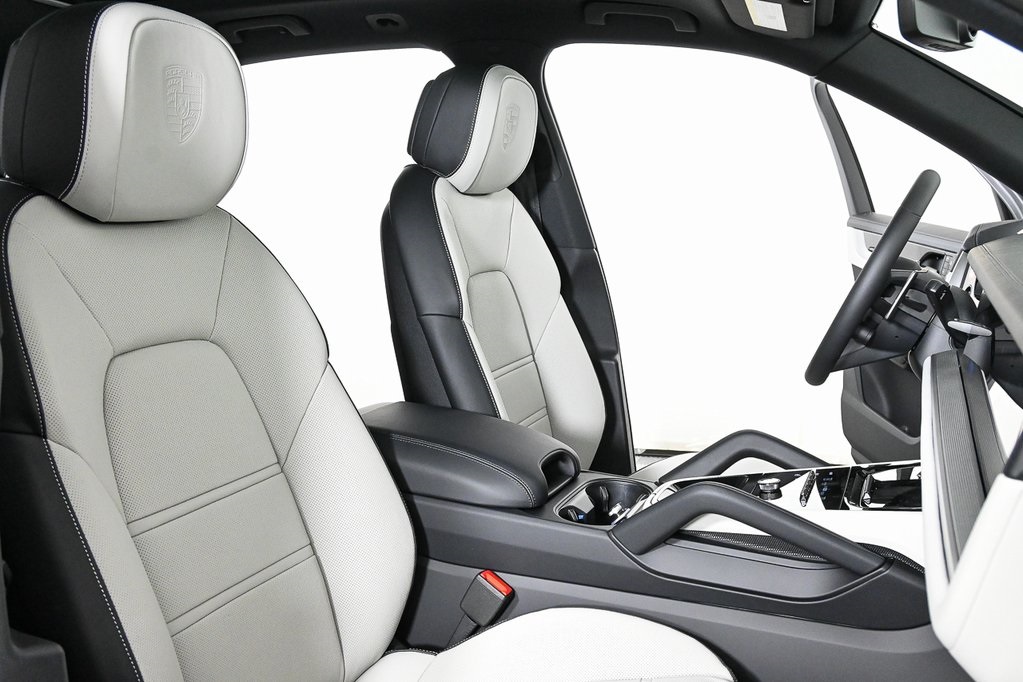 2025 Porsche Cayenne photo 23
