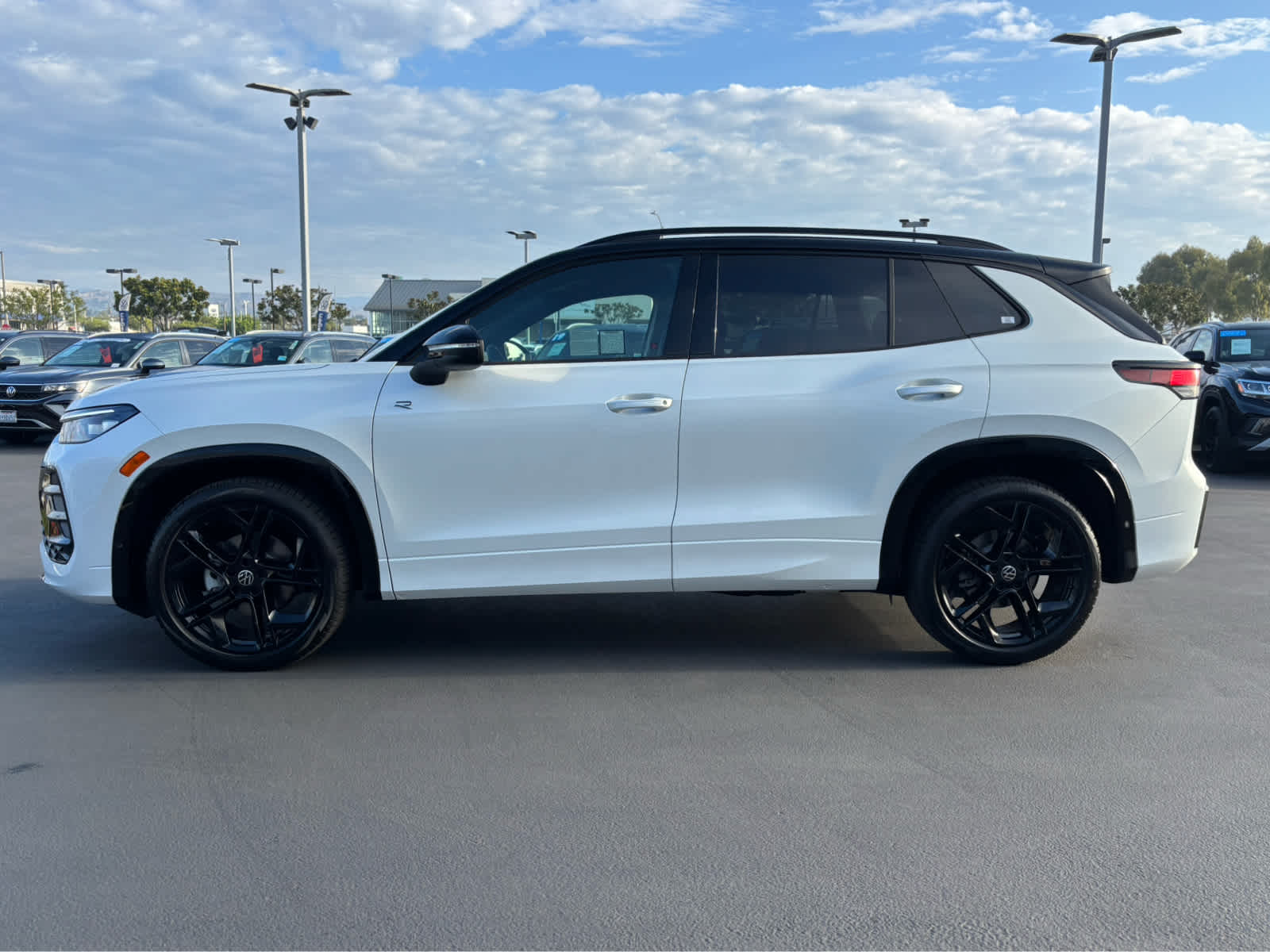 2025 Volkswagen Tiguan SE R-Line Black photo 4