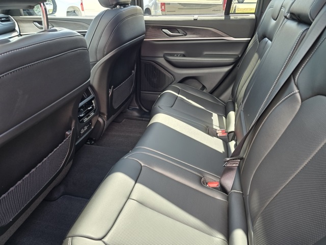 2025 Jeep Grand Cherokee Limited photo 12