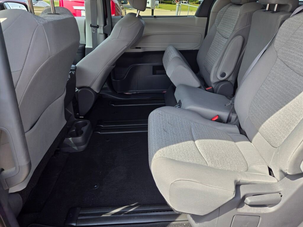 2021 Toyota Sienna LE photo 12