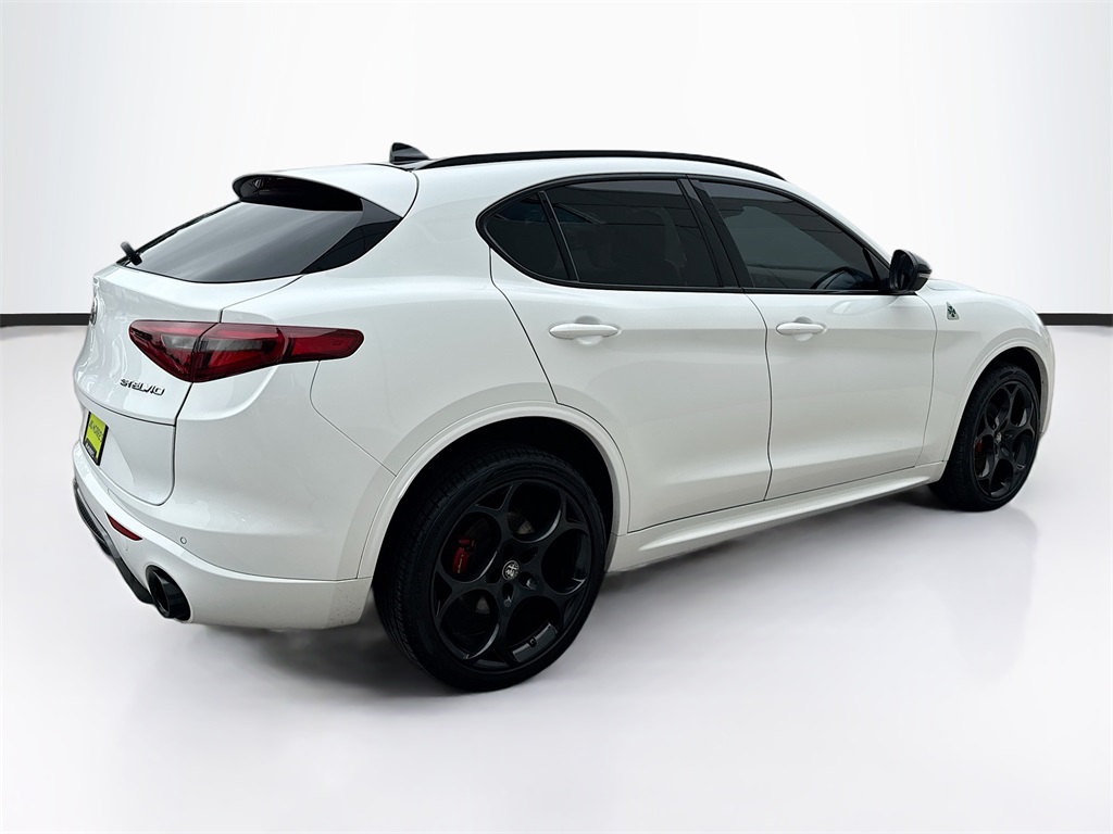 2022 Alfa Romeo Stelvio Ti Sport photo 5