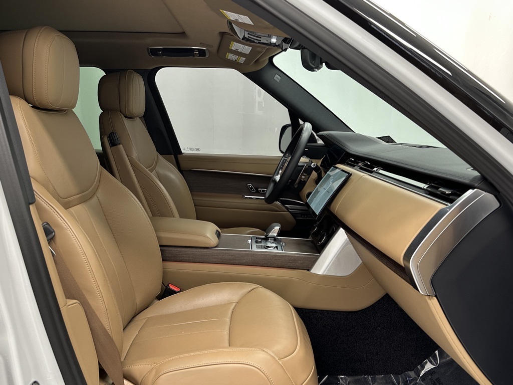 2023 Land Rover Range Rover SE photo 16