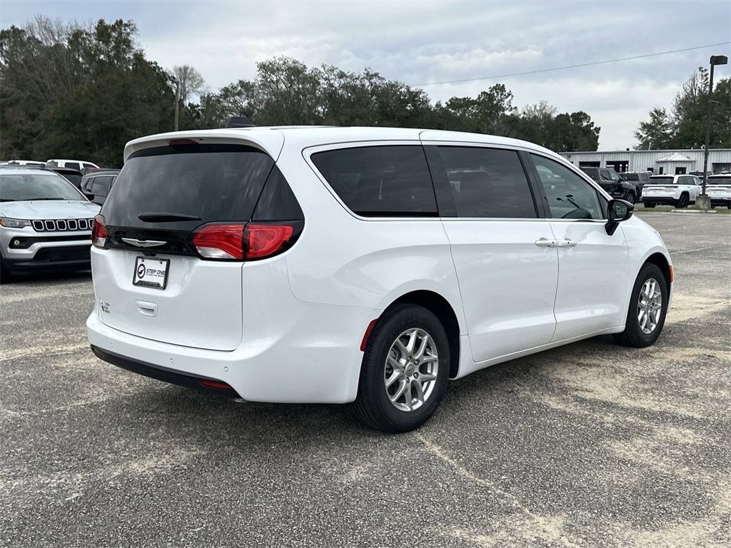 2025 Chrysler Voyager LX photo 5
