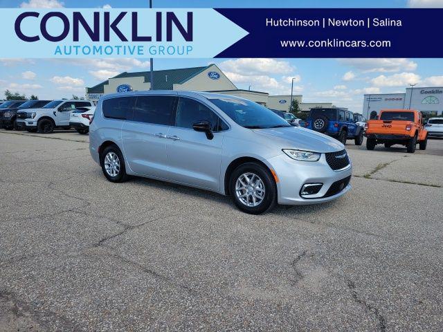 2026 Chrysler Pacifica Select's photo