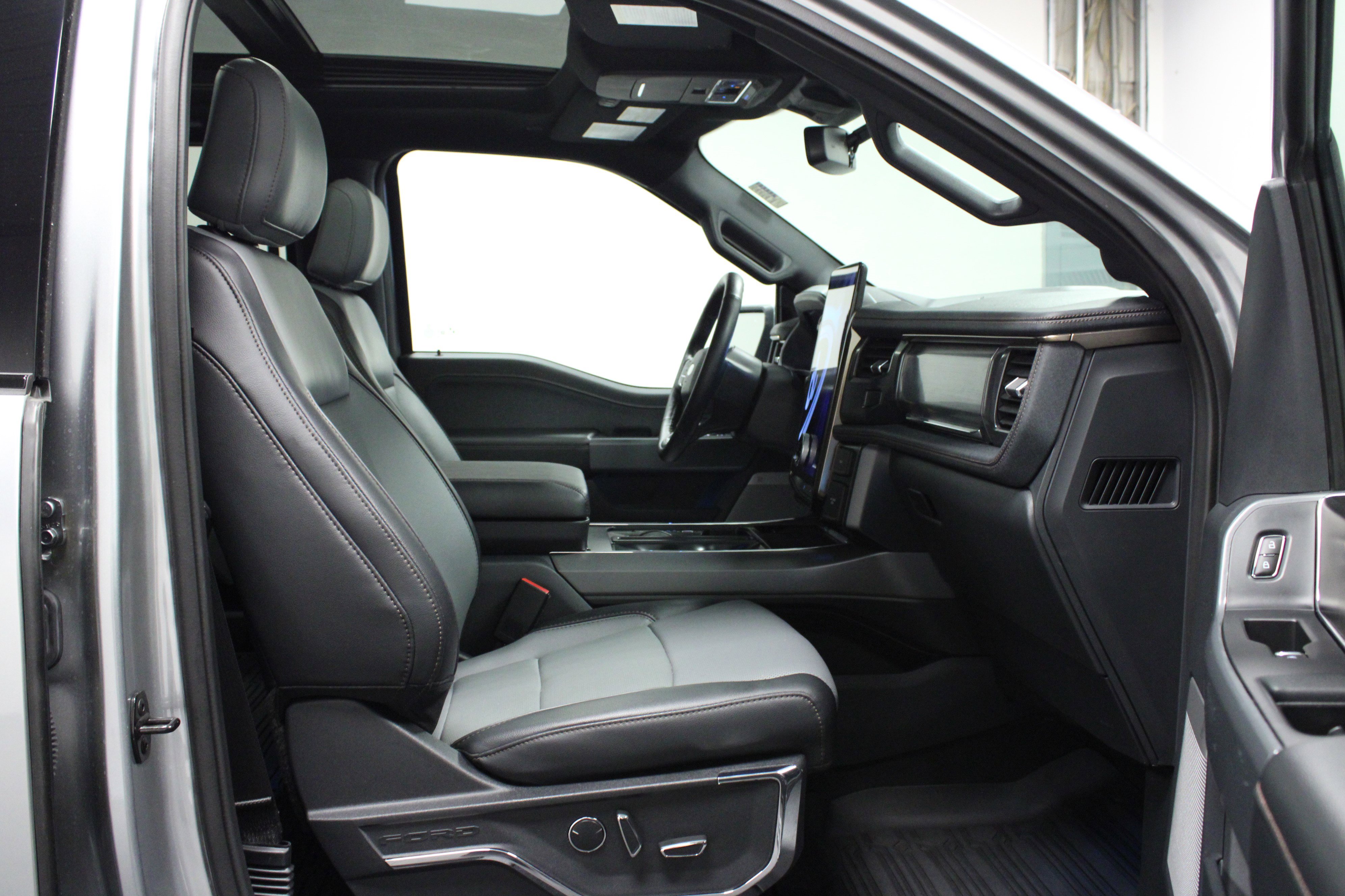 2023 Ford F-150 Lightning Lariat photo 14