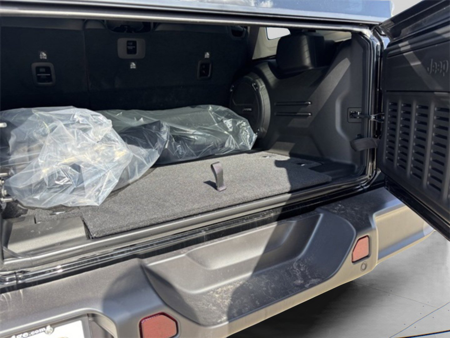2025 Jeep Wrangler Sahara photo 27