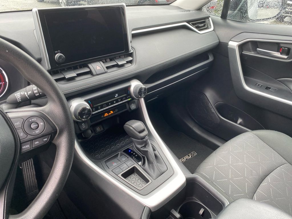 2024 Toyota RAV4 XLE photo 21