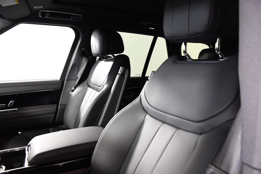 2025 Land Rover Range Rover SE photo 16