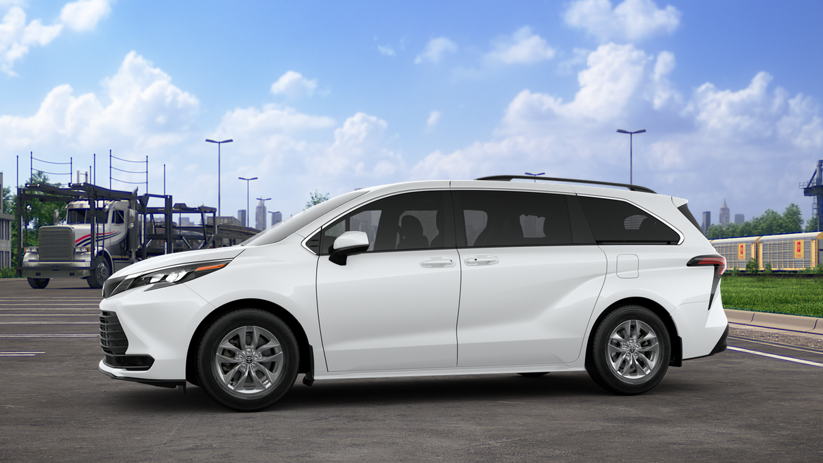 2025 Toyota Sienna LE photo 3