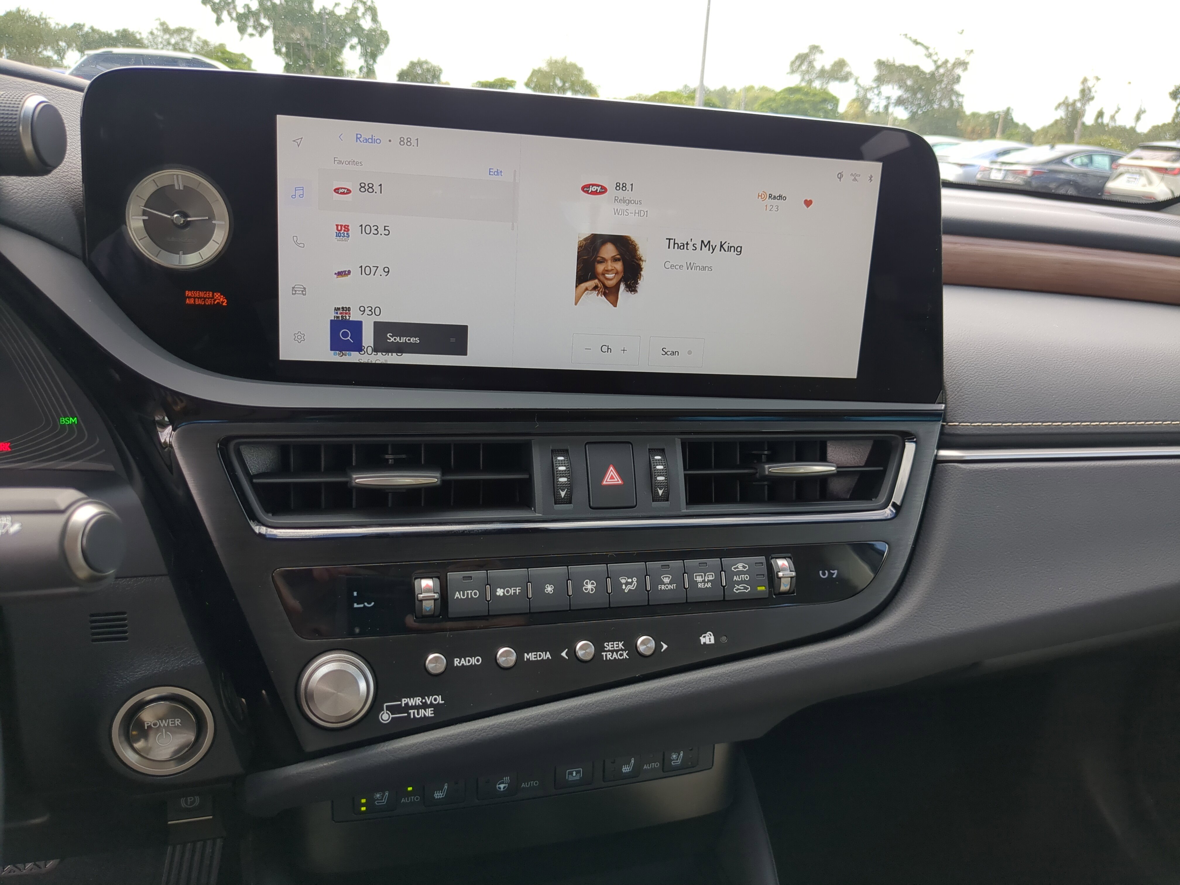 2025 Lexus ES 300h Luxury photo 14