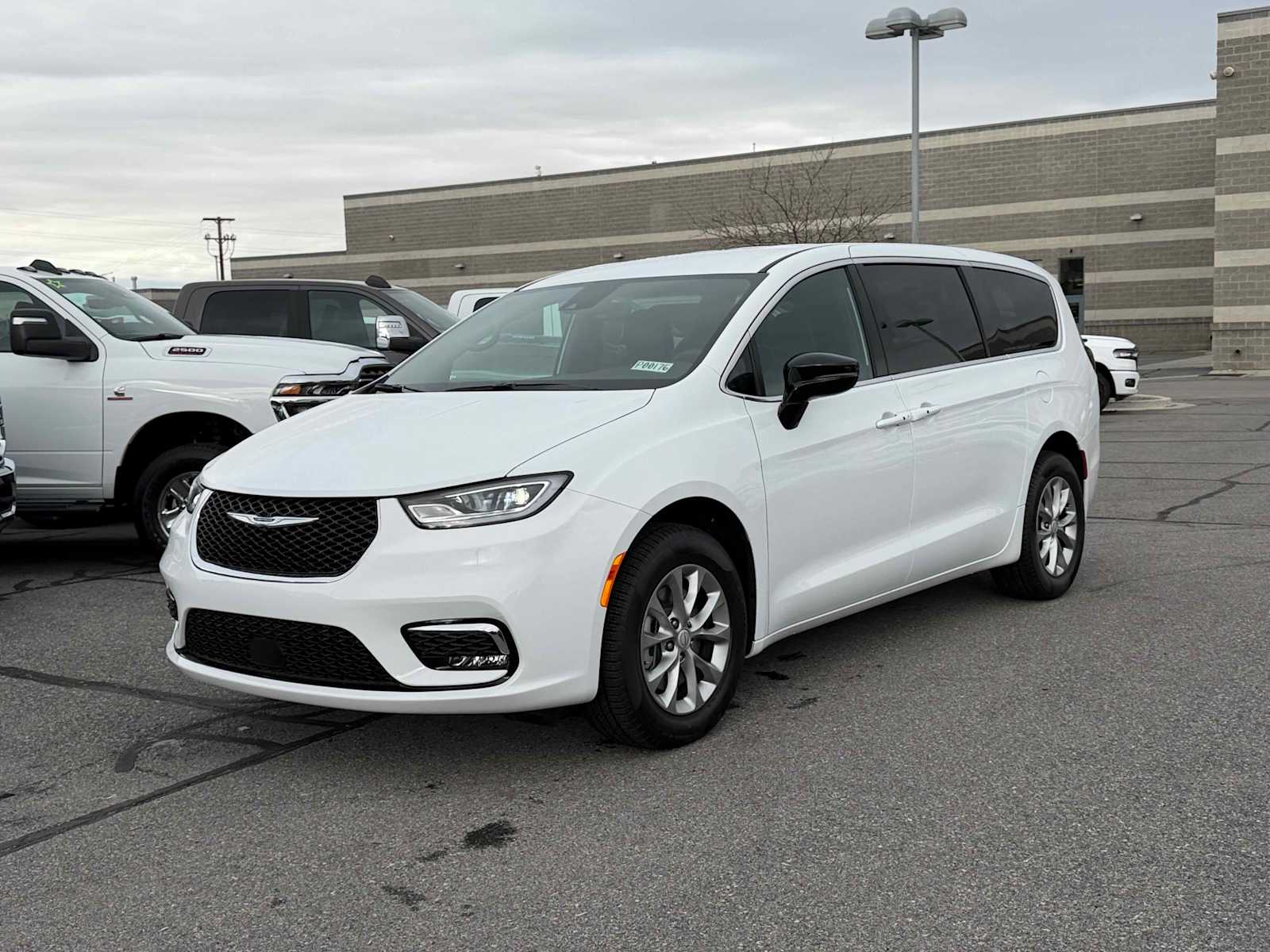 2026 Chrysler Pacifica Select's photo