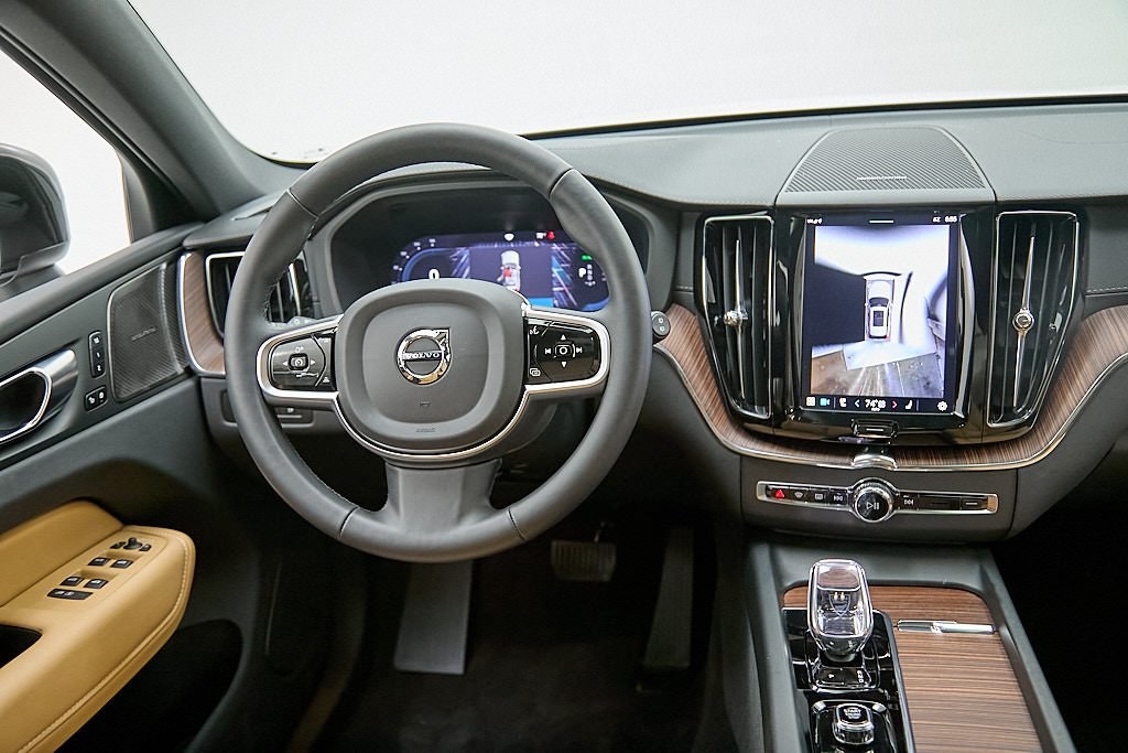 2025 VOLVO XC60 - Image 25