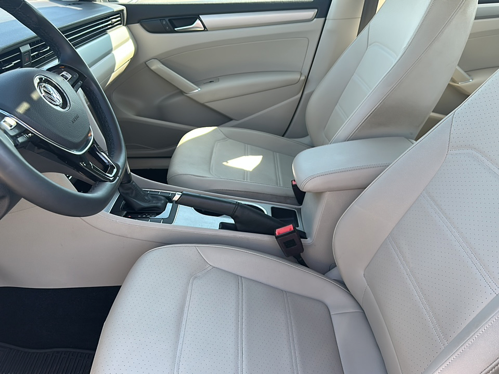 2022 Volkswagen Passat 2.0T SE photo 3