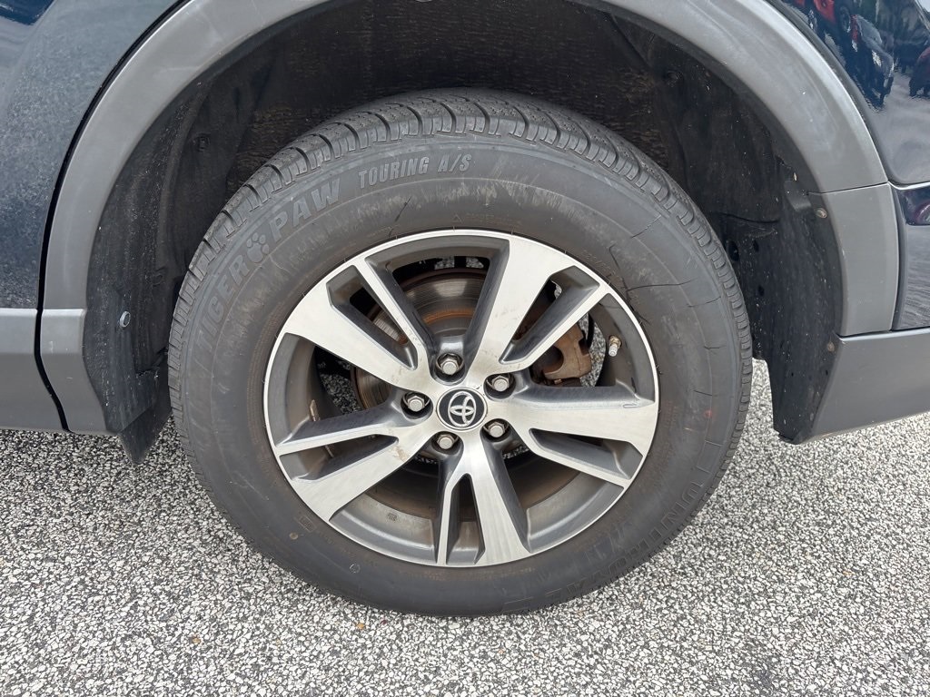 2017 Toyota RAV4 XLE photo 6