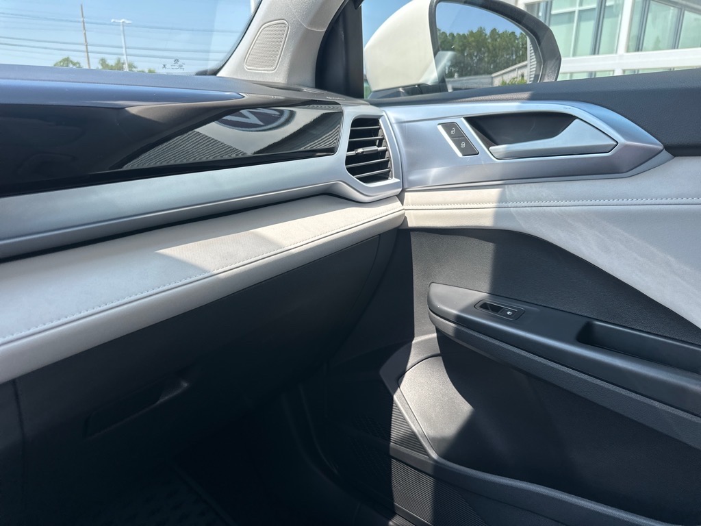 2025 Volkswagen Taos SE photo 4