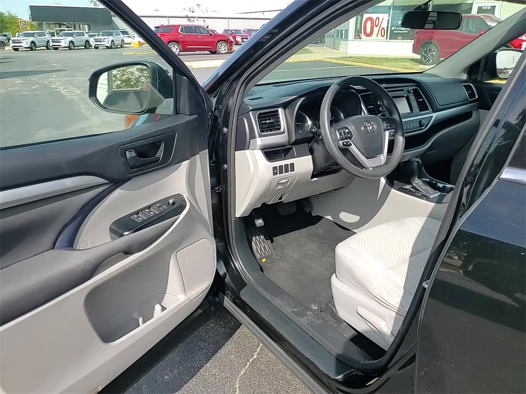 2015 Toyota Highlander LE photo 18