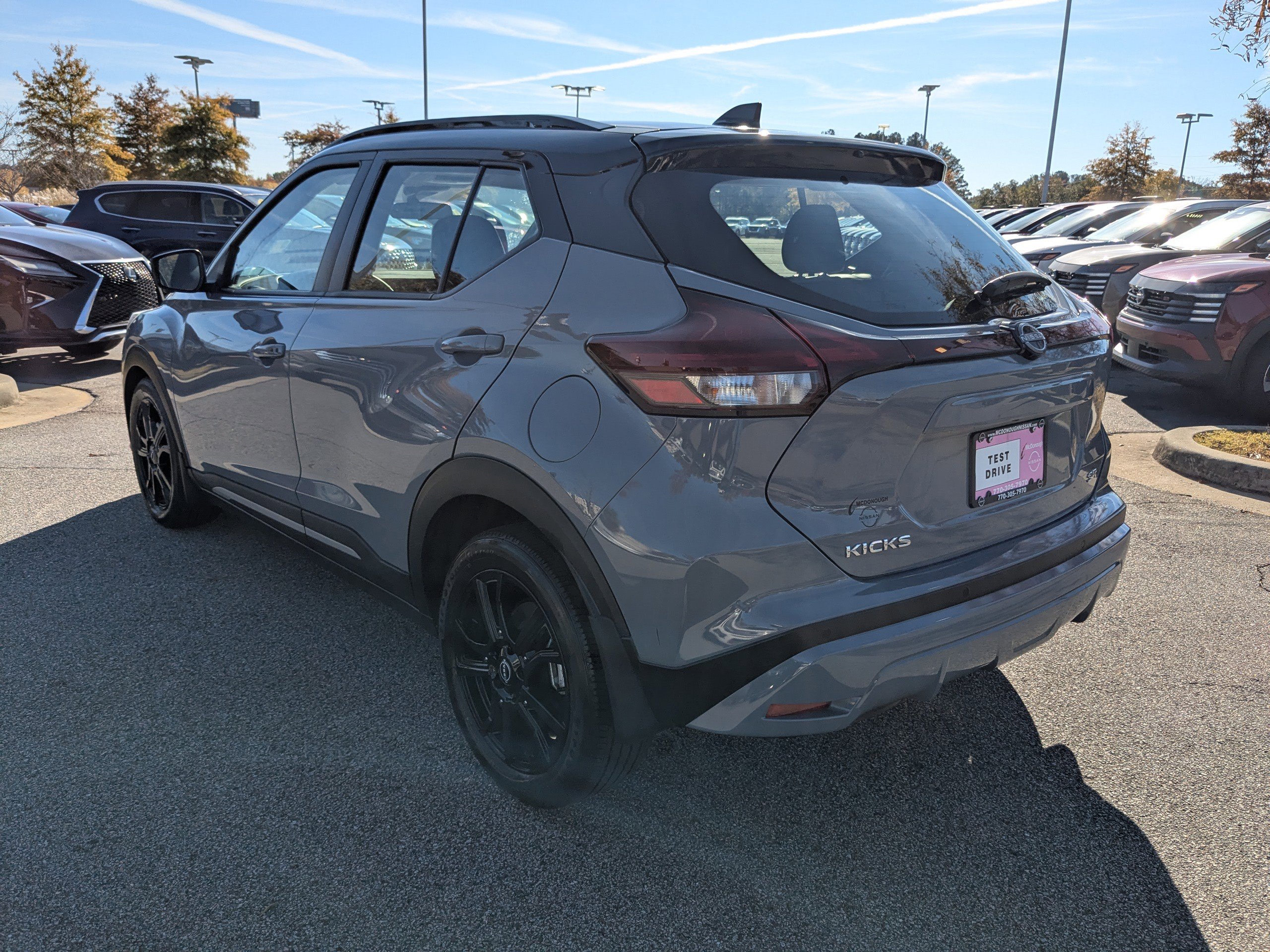 2023 Nissan Kicks SR photo 2