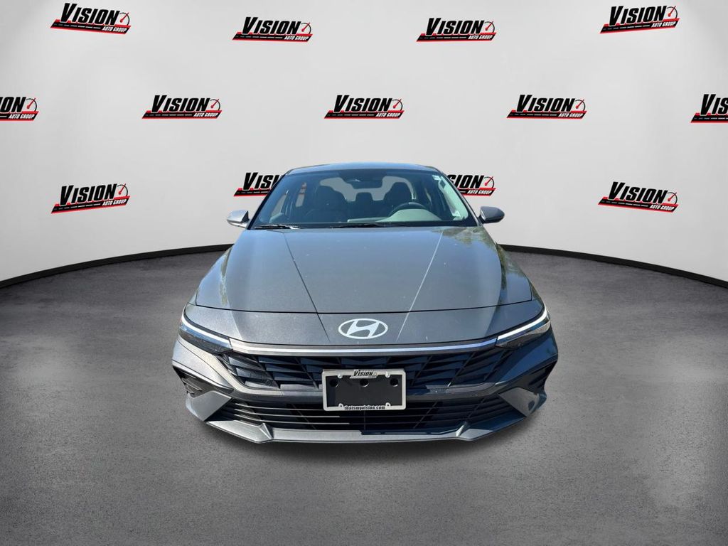 2025 Hyundai Elantra SE photo 2