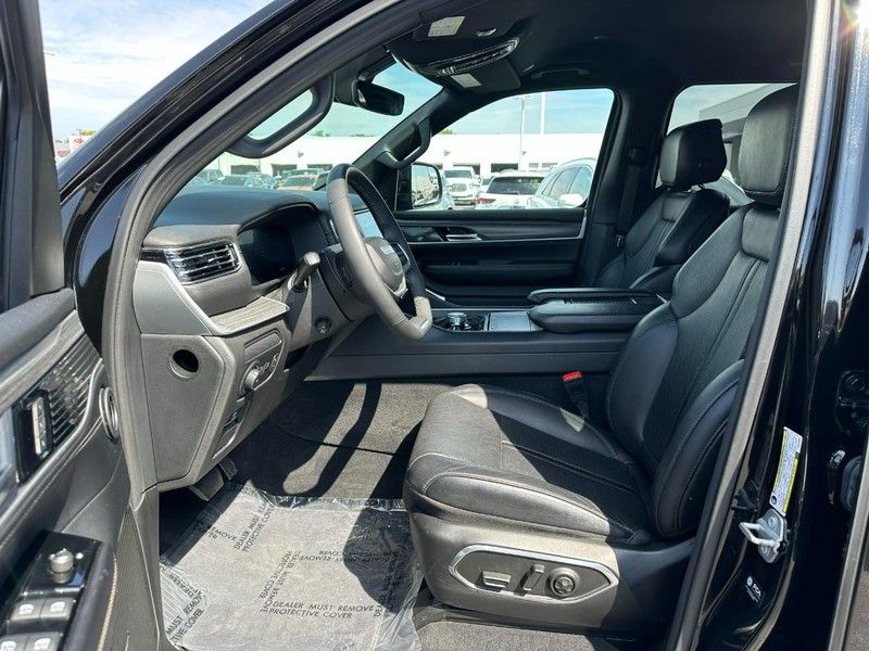 2023 Jeep Wagoneer L Series II photo 16