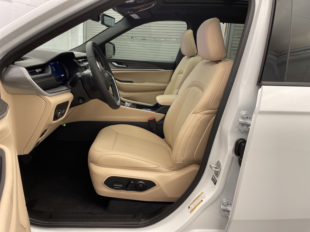 2025 Jeep Grand Cherokee Limited photo 13