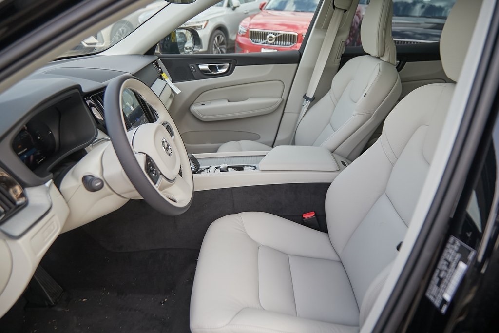 2025 VOLVO XC60 - Image 12