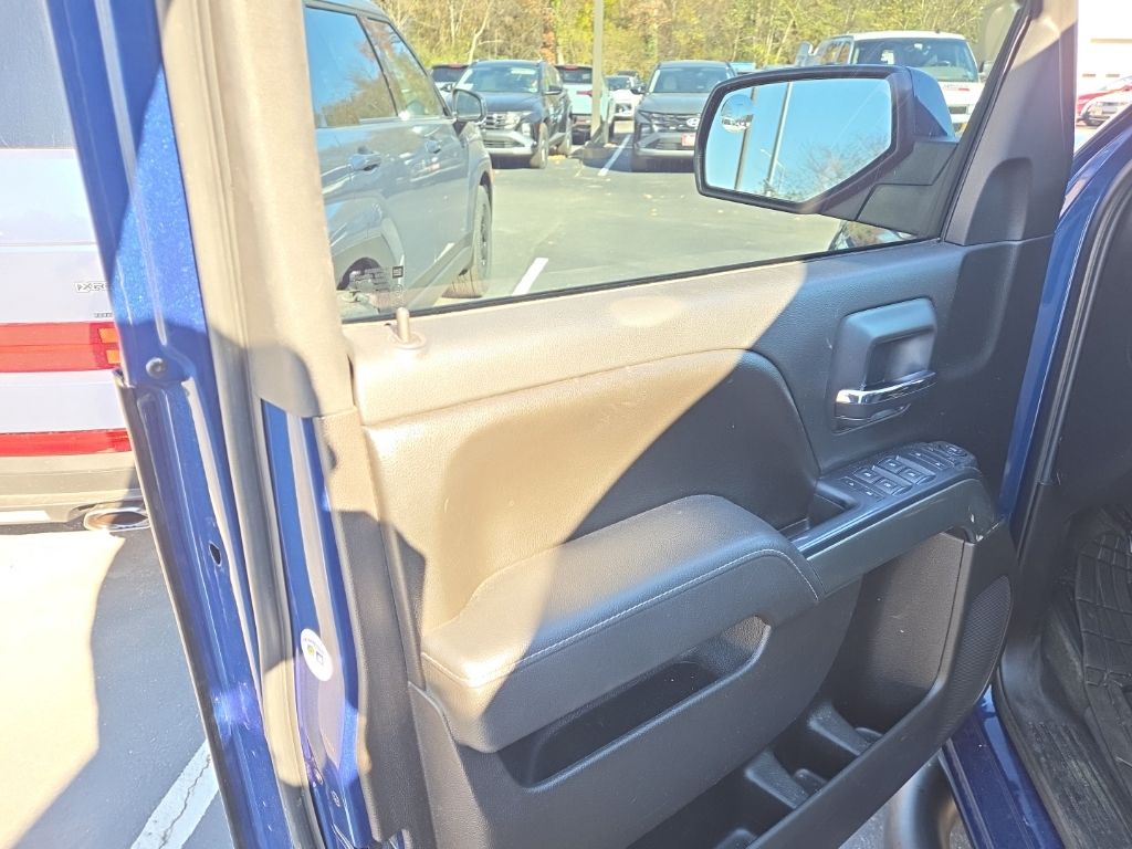 2017 Chevrolet Silverado 1500 LT photo 4