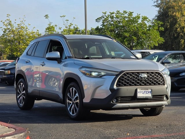 2023 Toyota Corolla Cross XLE photo 3